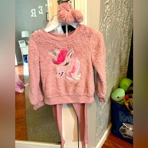 Girls 5t outfit comes with matching hair scrunchie